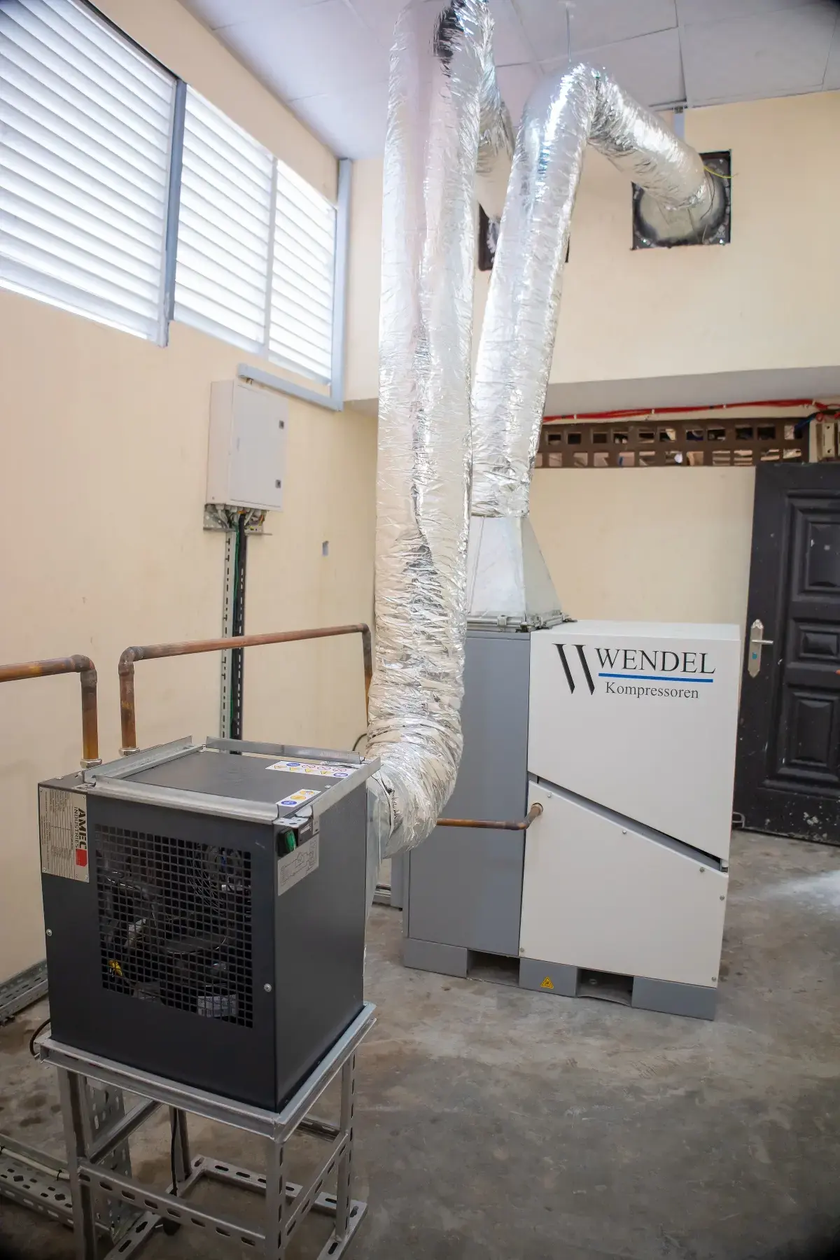 Wendel compressor and dryer feeding the oxygen plant